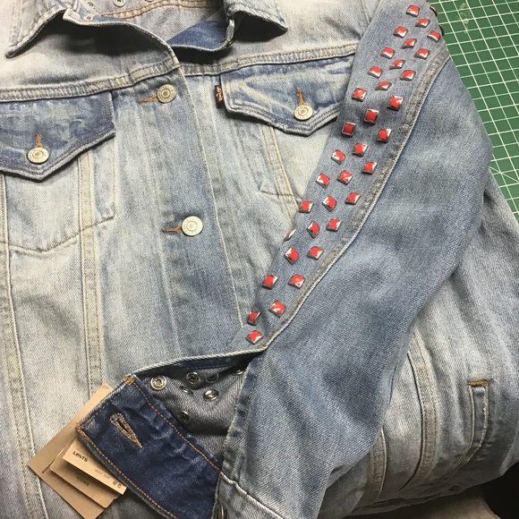 BNWT Levi’s studded denim jacket - Picture 3 of 7